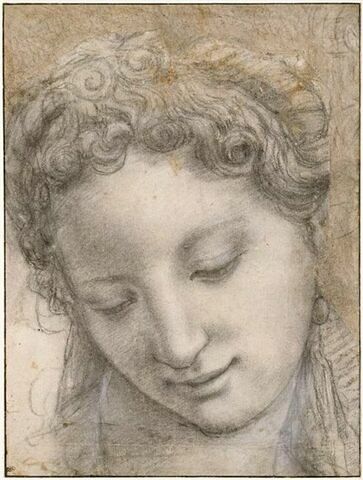 Tête de femme inclinée, souriante, les yeux baissés, image 3/3
