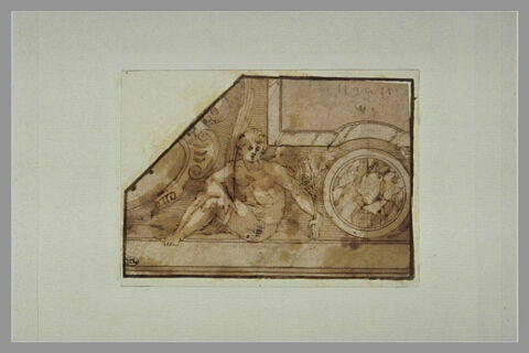 Ignudo ailé assis sur le rebord d'une paroi, tenant une palme dans la main gauche et une branche de chêne dans l'autre, image 2/2