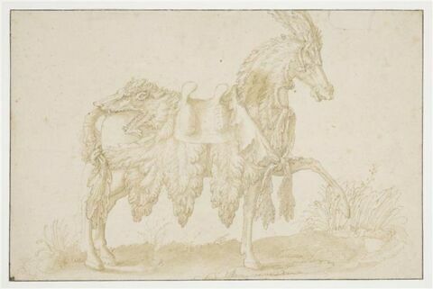 Cheval harnaché de peaux de bêtes, de profil, vers la droite