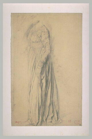 Femme vêtue d'une longue robe, debout, de profil à gauche, image 2/2