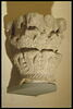 Chapiteau décoré de feuillages, de masques et de dents de scie, image 3/7